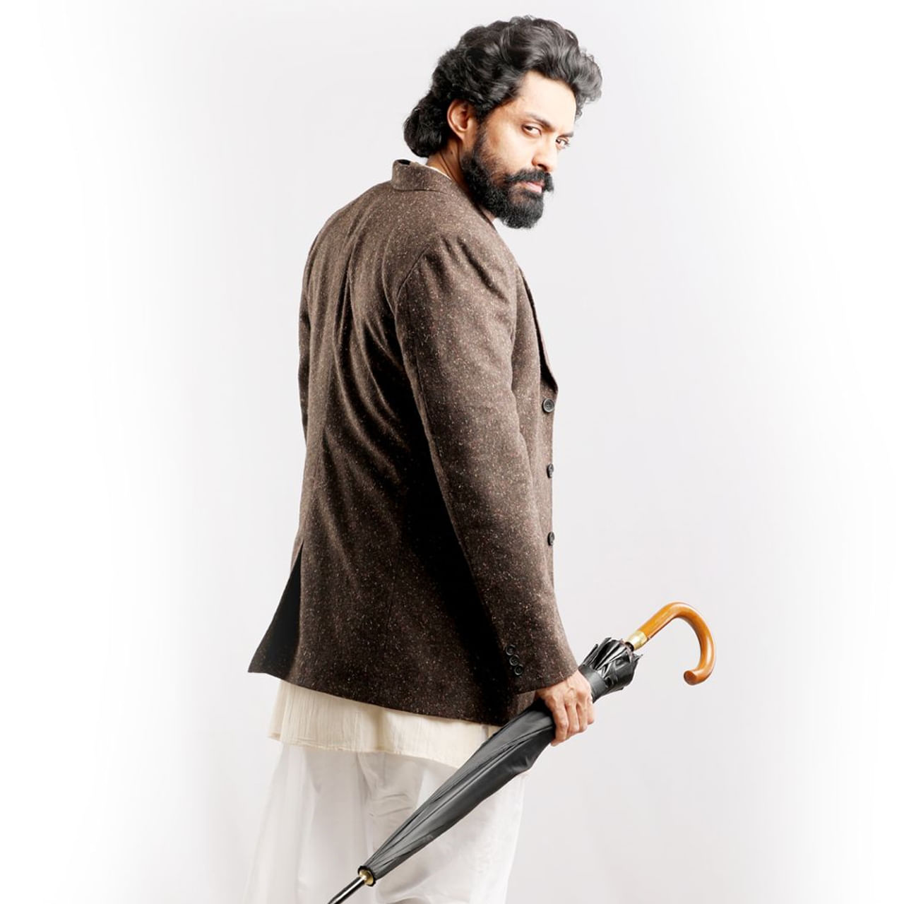 1943లో జరిగే కథ ఇది. బ్రిటీష్ సీక్రేట్ ఏజెంట్గా నటిస్తున్నారు కళ్యాణ్ రామ్. అభిషేక్ నామా తెరకెక్కిస్తున్న మిక్సెడ్ టాక్ తో థియేటర్ లో రన్ అవుతుంది.. మరి డెవిల్తో స్పై సినిమాల బ్యాడ్ సెంటిమెంట్కు కళ్యాణ్ రామ్ బ్రేక్ చెప్తారో లేదో ఈ మూవీ కలెక్షన్స్ బట్టి చూడాలి..