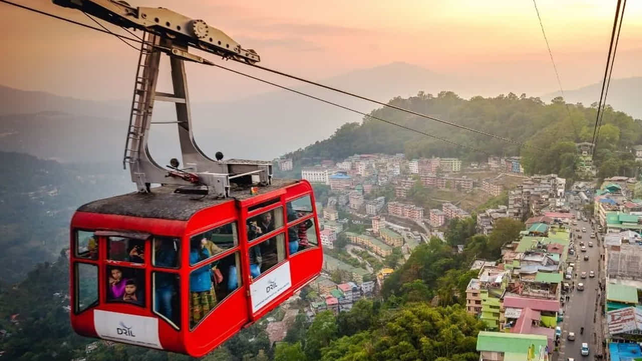 Dharamshala- హిమాచల్ ప్రదేశ్లోని మరొక అందమైన ప్రదేశం ధర్మశాల, సందర్శకులు ఈ ప్రదేశం యొక్క లోయలు మరియు అందాలను చూస్తారు. ట్రయాండ్ ట్రెక్తో పాటు మంచు కురిసే ఆనందం ఇక్కడికి వచ్చే పర్యాటకులను ఆకర్షిస్తుంది.