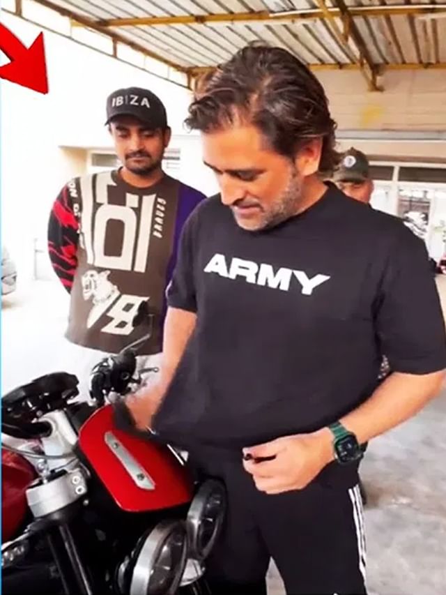 టీ షర్ట్తో అభిమాని బైక్ తుడిచి ఆటోగ్రాఫ్ ఇచ్చిన ధోనీ. టీ షర్ట్తో అభిమాని బైక్ తుడిచి ఆటోగ్రాఫ్ ఇచ్చిన ధోనీ....