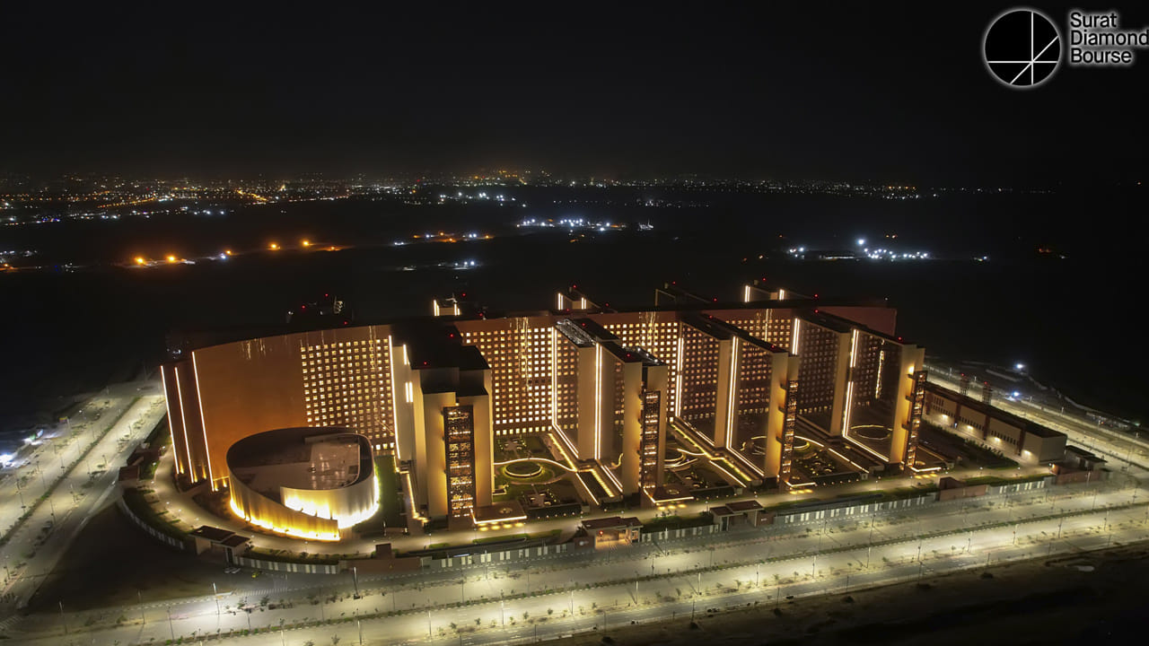 గుజరాత్‌లోని సూరత్‌లో నిర్మించిన ప్రపంచంలోనే అతిపెద్ద కార్యాలయ సముదాయమైన ‘సూరత్ డైమండ్ బోర్స్’ భవనాన్ని నరేంద్ర మోదీ డిసెంబర్‌ 17వ తేదీన ప్రారంభించనున్నారు. డైమండ్ రీసెర్చ్ అండ్ మర్కంటైల్ (డ్రీమ్) సిటీలో నిర్మితమైన ఈ భవనం ప్రపంచంలోనే అతిపెద్ద కార్యాలయ భవనంగా గిన్నిస్ వరల్డ్ రికార్డ్స్ ద్వారా గుర్తింపు పొందింది.