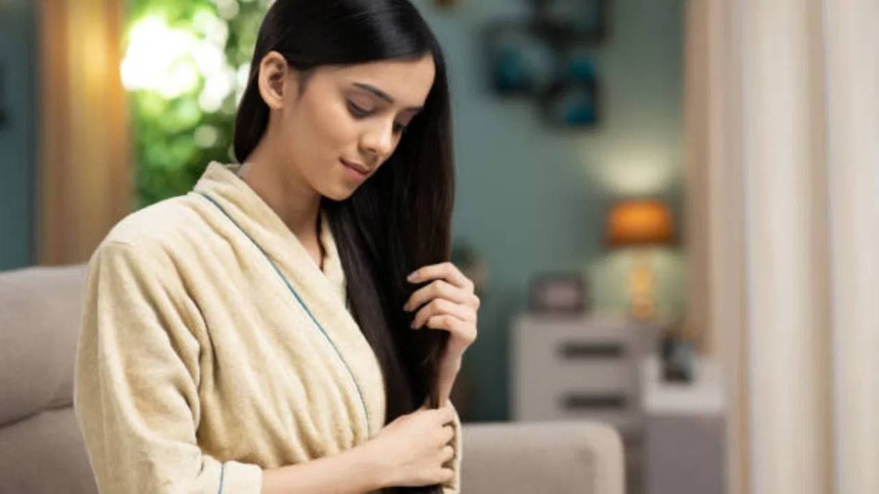 ఈ నూనె జుట్టు రంగును మారుస్తుంది. అందులో రెండు చెంచాల కొబ్బరి నూనె కలపాలి. షాంపూ చేయడానికి రెండు గంటల ముందు ఈ నూనెను రాసుకోవాలి. ఈ నూనెను ఆరు నెలల పాటు రాస్తే ఫలితం ఉంటుంది. అకాల జుట్టు రాలిపోయే సమస్య ఉండదు. 