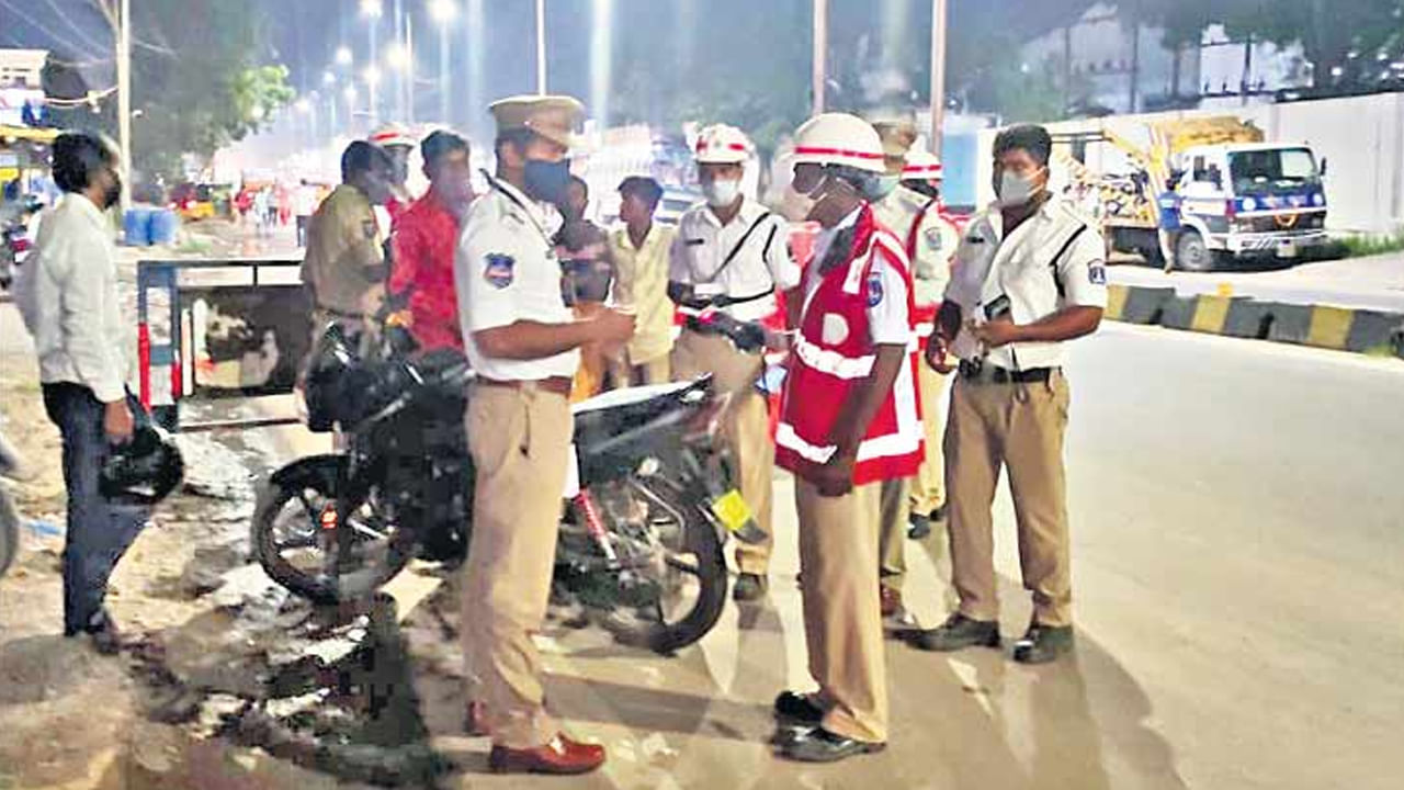 Hyderabad: న్యూ ఇయర్ వేళ డ్రంక్ అండ్ డ్రైవ్లో దొరికితే 15 వేల ఫైన్.. అంతేకాదు..