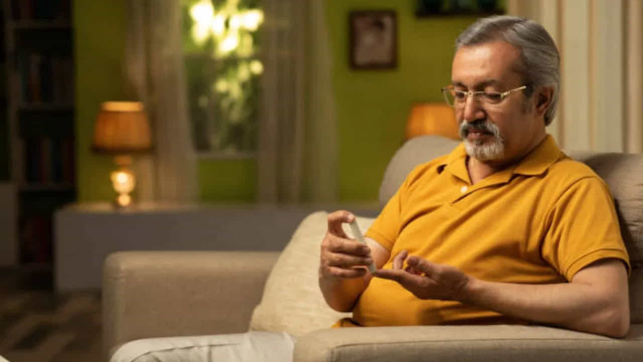 వాల్‌నట్స్‌లో యాంటీఆక్సిడెంట్లు, ఒమేగా-3 ఫ్యాటీ యాసిడ్స్ ఉంటాయి. ఇవి గుండెను ఆరోగ్యంగా ఉంచుతాయి. వృద్ధాప్య ప్రభావాలను నివారిస్తాయి. ఎల్లప్పుడూ ఉదయాన్నే డ్రై ఫ్రూట్స్ తినాలి. వీలైతే కొద్దిగా నానబెట్టి తినడానికి ప్రయత్నించండి. ఇవి త్వరగా జీర్ణమై సంపూర్ణ పోషణను అందిస్తుంది.