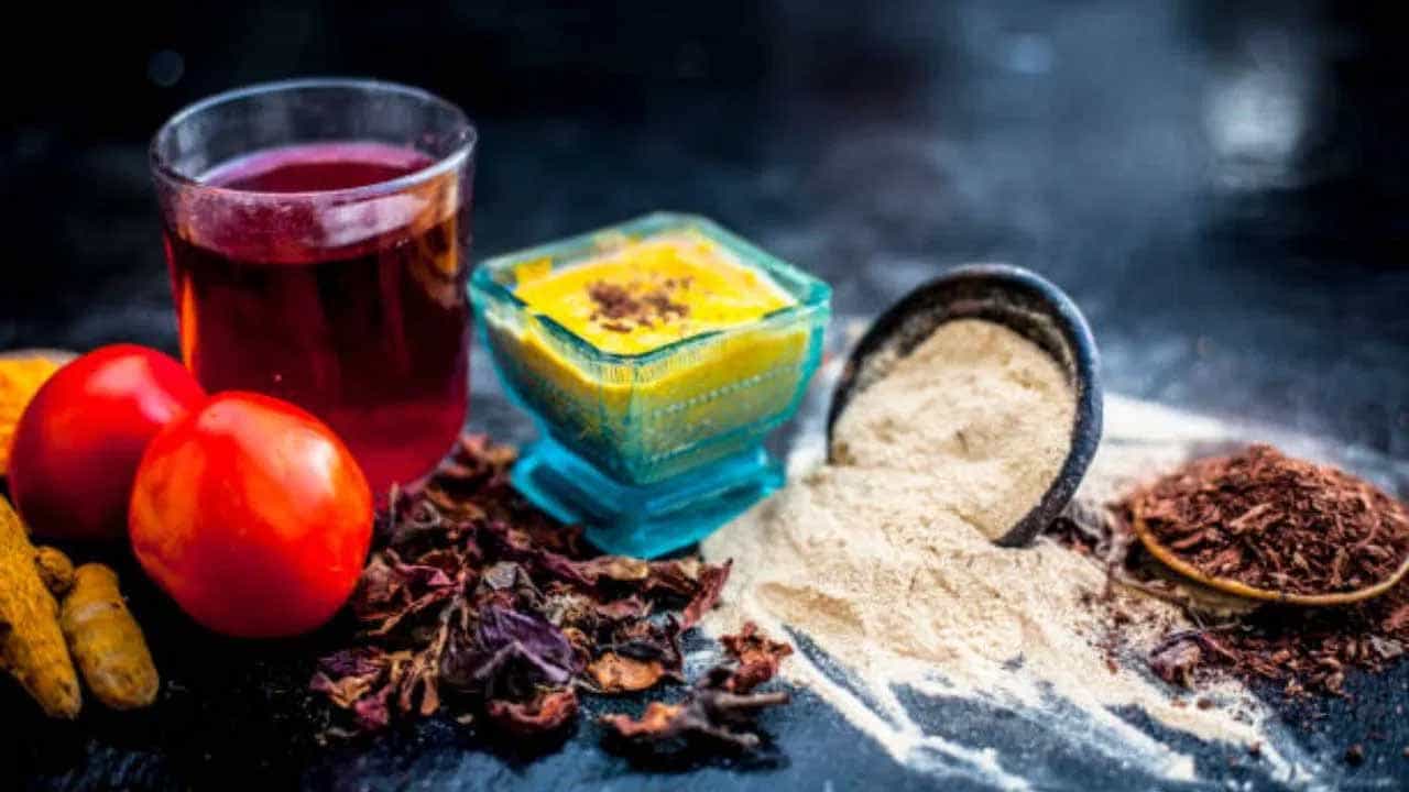 టొమాటోతో ముఖంపై 1 నిమిషం పాటు రుద్దిన తర్వాత, చేతులతో మసాజ్ చేసుకోవాలి. సుమారు 5 నిమిషాల పాటు మసాజ్ చేసిన తర్వాత తడి గుడ్డతో ముఖాన్ని తుడుచుకోవాలి. టమోటాలో మిగిలిన సగం పై తొక్క తొలగించి, దాని రసాన్ని తీసుకోవాలి. ఒక గిన్నెలో 2 స్పూన్ల టమోటా రసం తీసుకుని, దానిలో 1 చెంచా శనగపిండి, 1 చెంచా బియ్యం పిండి కలుపుకోవాలి. అందులో 1 చెంచా నిమ్మరసం కూడా కలుపుకోవాలి. ఒక స్పూన్ సోర్ క్రీం వేసి.. ఈ మిశ్రమం చర్మానికి అప్లై చేసుకోవాలి.