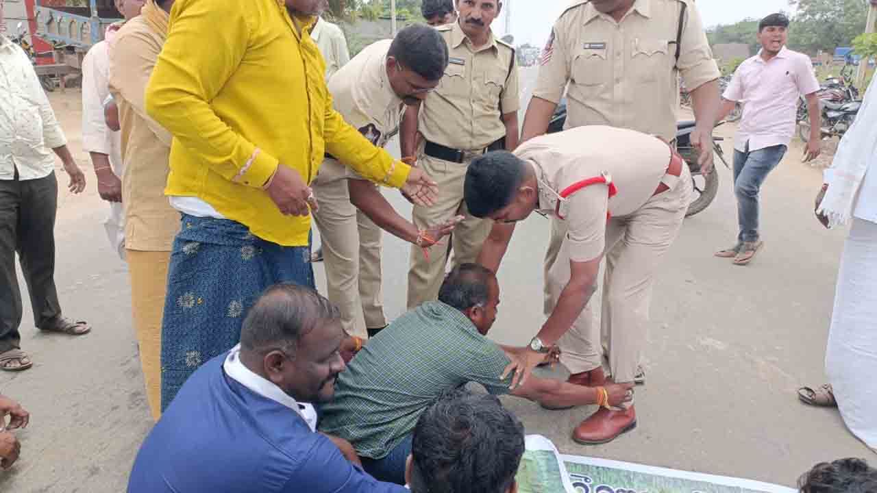 Farmers Protest: రైతు గోడు పట్టని అధికారులు.. అన్నదాతలు పడుతున్న కష్టాలకు ఈ చిత్రమే తార్కాణం..