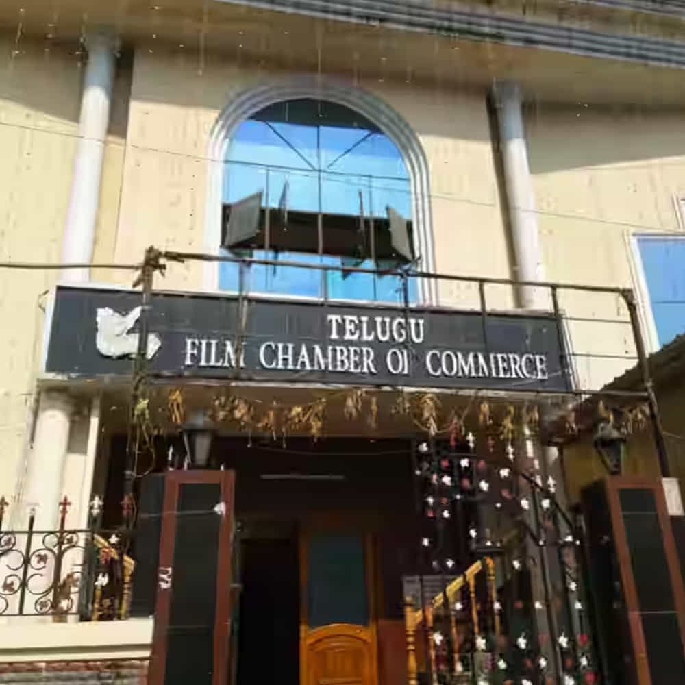 Film Chambar: తెలంగాణ అసెంబ్లీ ఎన్నికల్లో కాంగ్రెస్ విజయం సాధించడంపై హర్షం వ్యక్తం చేసారు తెలుగు ఫిల్మ్ ఛాంబర్ ఆఫ్ కామర్స్. ఈ మేరకు అధికారికంగా ఓ ప్రకటన విడుదల చేసారు. తెలంగాణ ఎలక్షన్స్లో విజయం సాధించిన కాంగ్రెస్ పార్టీకి విషెస్ తెలిపారు ఫిల్మ్ ఛాంబర్ సభ్యులు. కొత్త ప్రభుత్వం సినిమా ఇండస్ట్రీకి ప్రోత్సాహం అందిస్తుందని నమ్ముతున్నట్లు చెప్పారు వాళ్లు.