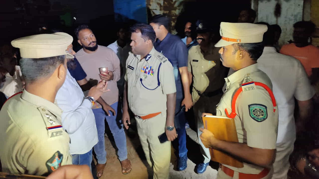 సమాచారం అందుకున్న పోలీసులు, ఫైర్ సిబ్బంది స్పాట్ కు చేరుకున్నారు. సకాలంలో మంటలను అదుపు చేశారు. అప్పటికే చిన్నచిన్న పడవల్లో , తెప్పల్లో వేట చేసేందుకు వినియోగించే.. మత్స్యకారుల వలలు, తెడ్లు, కొన్ని ఇంజన్లు కాలిపోయాయి. స్థానికుల సహకారంతో మరికొన్ని షాపులకు మంటలు వ్యాపించకుండా పక్కకు తప్పించ్చారు పోలీసులు.