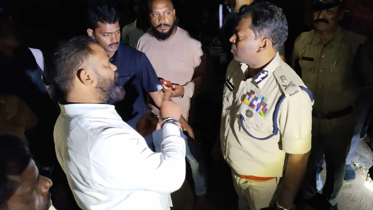 మత్స్యకారులు సామాగ్రి దాచుకునే బడ్డీల్లో మండలపై అనుమానాలు తలెత్తుతున్నాయి. ప్రమాదవశాత్తు జరిగిందా..? ఆకతాయిలపనా..? కుట్ర కోణం ఉందా.. అన్న విషయంపై పోలీసులు అరా తీస్తున్నారు.