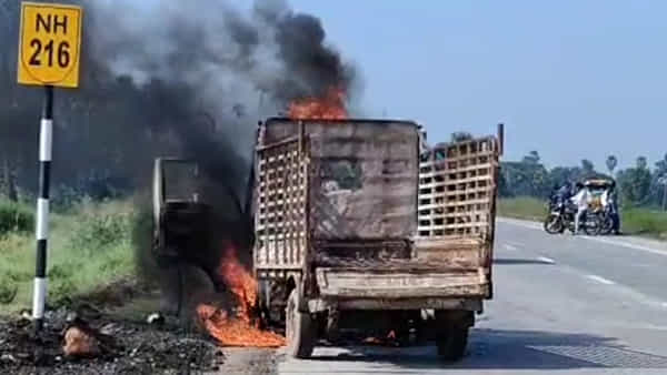 Andhra Pradesh: గ్యాస్ సిలిండర్లతో వెళ్తున్న ఆటోలో అకస్మాత్తుగా మంటలు.. చివరకు ఏం జరిగిందంటే..?