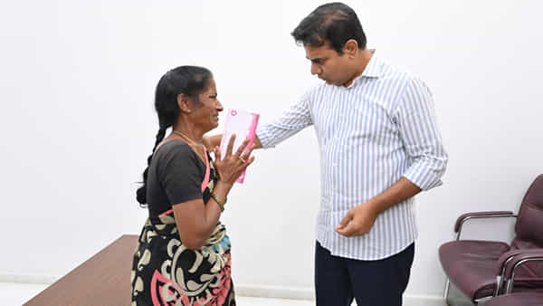 KTR: ప్రజా దర్బార్లో దరఖాస్తు చేసుకున్న అన్నపూర్ణకు ఆర్థికసాయం చేసిన కేటీఆర్..