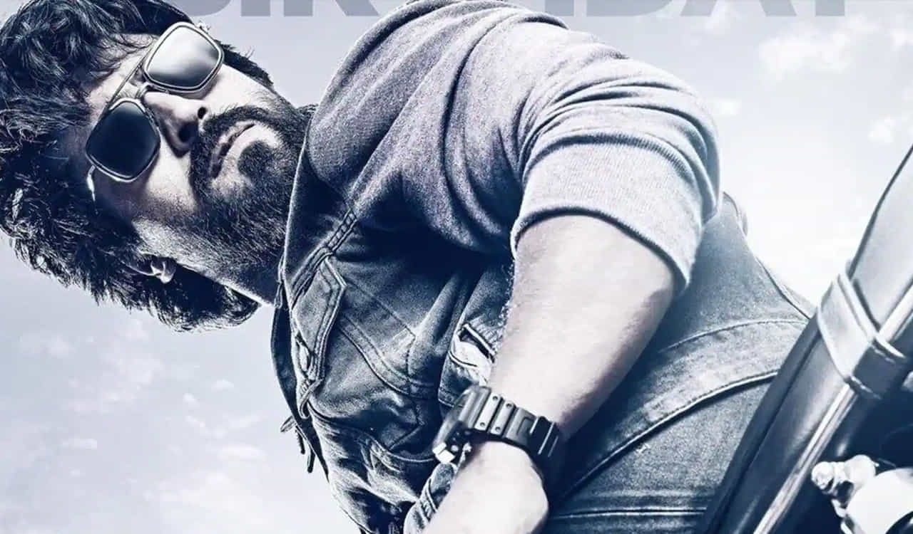 ఆల్రెడీ గేమ్ చేంజర్ పనులతో హెక్టిక్గా ఉన్నారు రామ్చరణ్. డైరక్టర్ శంకర్, అటు ఇండియన్2, ఇటు గేమ్ చేంజర్ అంటూ రెండు పడవల మీద ప్రయాణం చేస్తున్నారు. దాంతో గేమ్ చేంజర్ షెడ్యూల్స్ కాస్త ఆలస్యమయ్యాయి. ఇప్పుడు మాత్రం ఫుల్ ఫోకస్తో షూట్ కంప్లీట్ చేస్తున్నారు.