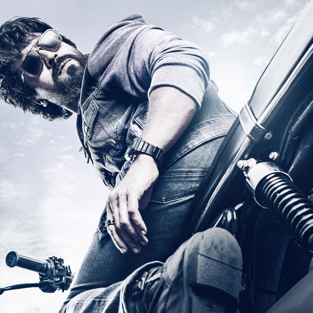 ట్రిపులార్ లాంటి బిగ్ హిట్ తరువాత శంకర్ దర్శకత్వంలో గేమ్ చేంజర్‌ సినిమా చేస్తున్నారు మెగాపవర్ స్టార రామ్ చరణ్. దాదాపు రెండేళ్లుగా షూటింగ్‌ జరుపుకుంటున్న ఈ సినిమా ఇంకా ఆడియన్స్ ముందుకు రాలేదు. దీంతో చరణ్ ఫ్యాన్స్‌ మెగా మూవీ కోసం ఈగర్‌గా వెయిట్ చేస్తున్నారు. అందుకే ఈ సినిమా ఆలస్యం విషయంలో శంకర్ మీద గుర్రుగా ఉన్నారు ఫ్యాన్స్‌.