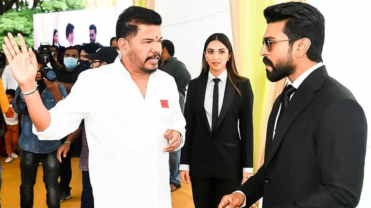  వచ్చే ఏడాది సెప్టెంబర్‌లో గేమ్‌ ఛేంజర్‌ సినిమాను ప్రేక్షకుల ముందుకు తీసుకురానున్నట్లు దిల్‌ రాజు తెలిపారు. ప్రభాస్‌ సలార్‌ ప్రమోషన్లలో మాట్లాడిన ఆయన ఈ విషయాన్ని రివీల్‌ చేశారు.