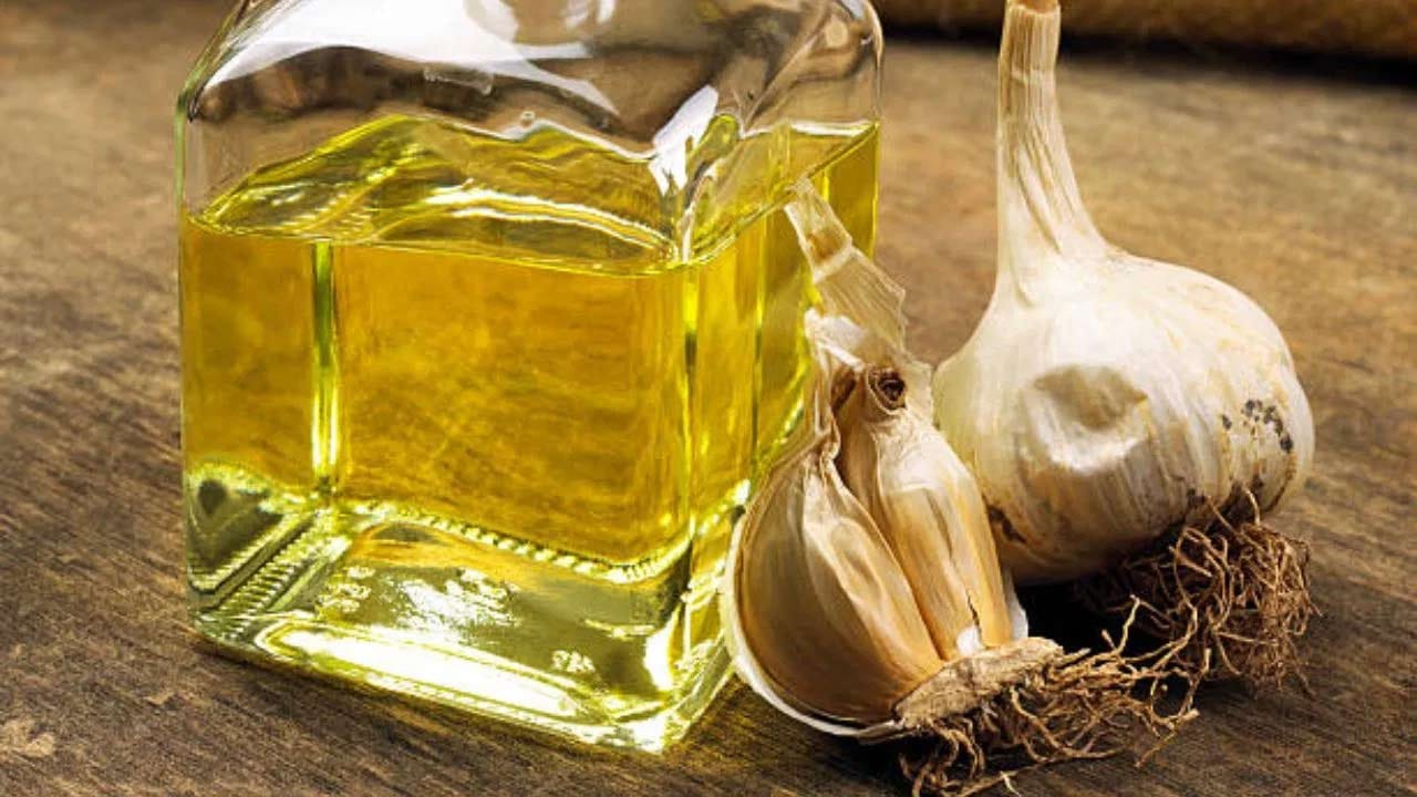 వెల్లుల్లి నూనెలో జుట్టు రాలడాన్ని తగ్గించే అనేక పోషక పదార్థాలు ఉన్నాయి. వెల్లుల్లి నూనెను ప్రతిరోజూ ఉపయోగించడం వల్ల జుట్టు కుదుళ్లు బలపడతాయి. చలికాలంలో చుండ్రు సమస్య సాధారణం. కానీ వెల్లుల్లి నూనె రాసుకోవడం వల్ల ఈ సమస్యకు అడ్డుకట్ట వేయవచ్చు. వెల్లుల్లి నూనెలో యాంటీ బాక్టీరియల్ లక్షణాలు ఉంటాయి. చుండ్రు, తలపై దురద సమస్య నుండి ఉపశమనం కలిగించి, తలలో తేమను నిలుపుతుంది. 