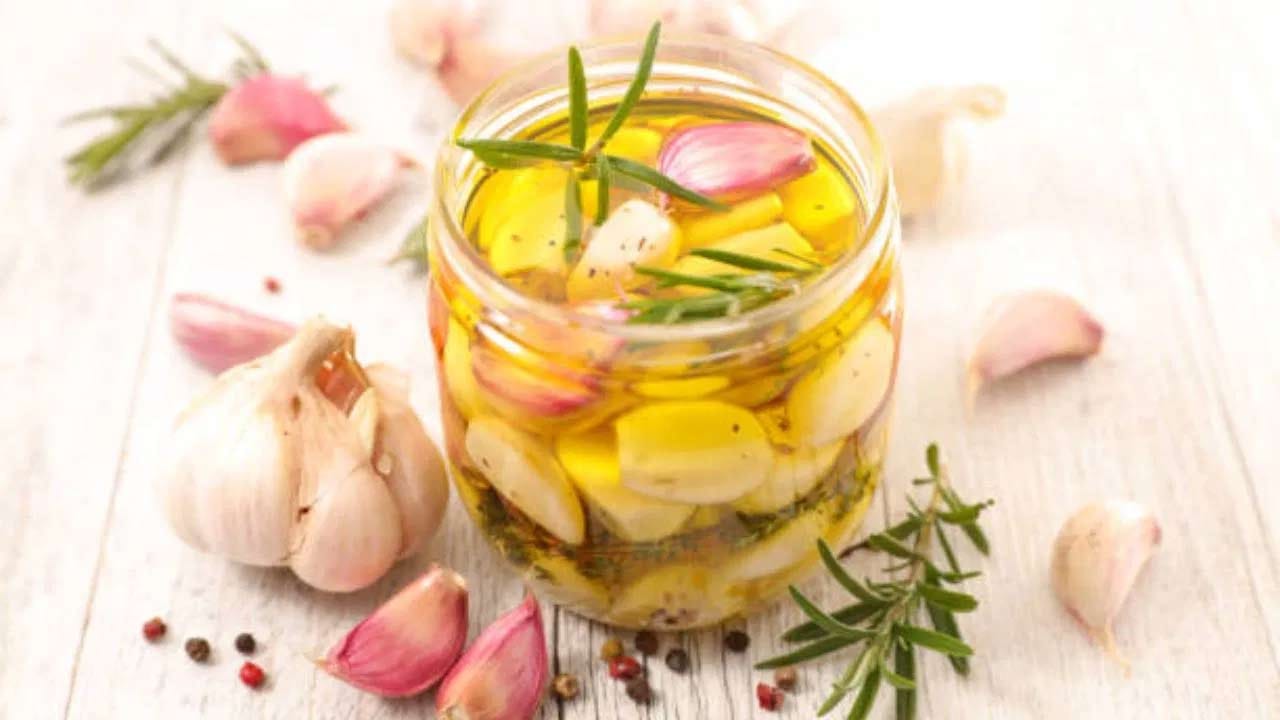 కొబ్బరి నూనెతో కొన్ని వెల్లుల్లి రెబ్బలను చూర్ణం చేసి కలుపుకోవాలి. ఇప్పుడు ఈ నూనెను శీతాకాలపు ఎండలో ఉంచాలి. ఇలా కొన్ని రోజులు ఉంచితే గార్లిక్ ఆయిల్ తయారవుతుంది. మీరు షాంపూ చేయడానికి 30 నిమిషాల ముందు ఈ నూనెను అప్లై చేయవచ్చు. అలాగే ఈ నూనెను రాత్రిపూట జుట్టుకు కూడా రాసుకోవచ్చు. 