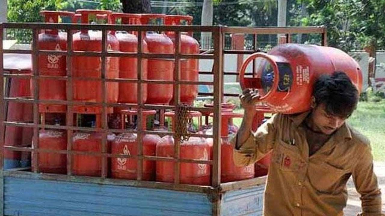 వినియోగదారులందరూ LPG సిలిండర్‌ల కోసం బయోమెట్రిక్‌లను అప్‌డేట్ చేయాల్సి ఉంటుంది. అయితే ప్రస్తుతానికి సబ్సిడీ కస్టమర్లు మాత్రమే తమ బయోమెట్రిక్‌లను అప్‌డేట్ చేయగలరు. మీరు గ్యాస్ స్టేషన్ వద్ద పొడవైన లైన్లలో నిలబడలేకపోతే చింతించకండి. ఫేస్ రికగ్నిషన్ ద్వారా యాప్ ఆధారిత బయోమెట్రిక్ ప్రక్రియను కూడా త్వరలో ప్రవేశపెట్టనున్నారు.