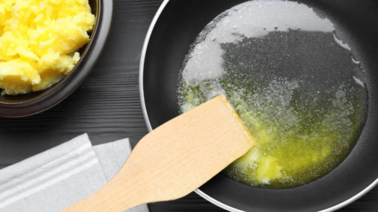 చర్మాన్ని అందంగా మెరిపించడానికి మార్కెట్లో ఎన్నో ఉత్పత్తులు అందుబాటులో ఉన్నాయి. వ్యాయామం, యోగా ద్వారా కూడా చర్మ సౌందర్యాన్ని పెంపొందించుకోవచ్చు. అయితే నెయ్యి కూడా చర్మానికి మెరుపు తీసుకొస్తుంది. నెయ్యి ఆహారపు రుచిని పెంచడంతోపాటు అనేక విధాలుగా శరీరానికి మేలు చేస్తుంది. నెయ్యి వాడకూడదనుకుంటే దానికి బదులు కొబ్బరి నూనె లేదా కోకుమ్ బటర్ వాడవచ్చంటున్నారు నిపుణులు. నెయ్యి చర్మానికి ఏవిధంగా మేలు చేస్తుందో తెలుసుకుందాం..