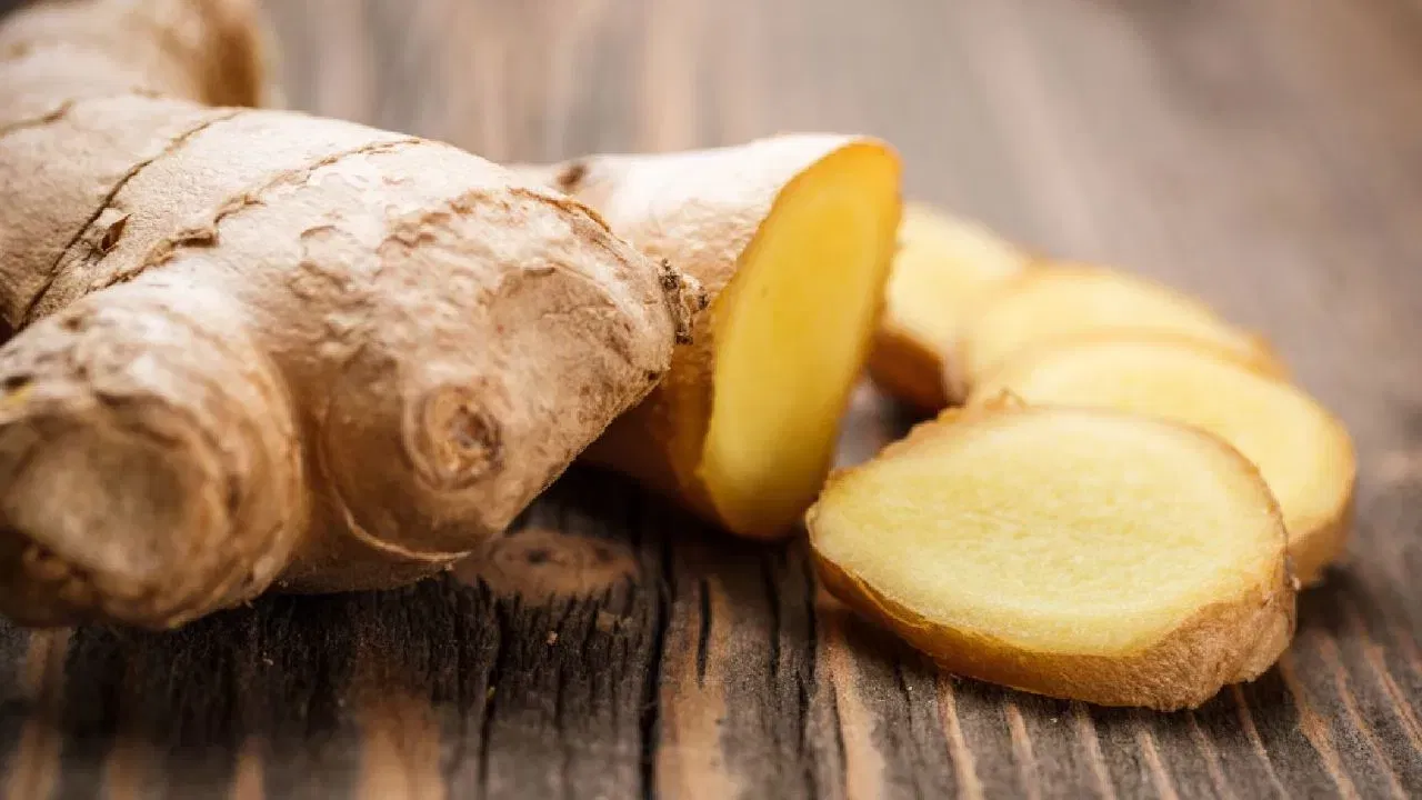 వంటిల్లే వైద్యశాల అని ఊరికే చెప్పలేదు పెద్దలు. వంటింట్లో ఉండే వస్తువులను ఉపయోగించి ఎన్నో సమస్యలకు వైద్యం చేసుకోవచ్చు. ఈ క్రమంలోనే ఇప్పటికే జుట్టుకు సంబంధించి ఎన్నో టిప్స్, సలహాలు, సూచనలు తెలుసుకున్నాం. అయినా ఇంట్లో ఉండే కొన్ని రకాల వాటితో జుట్టును ఎలా కాపాడుకోవచ్చో ఇప్పుడు తెలుసుకుందాం.