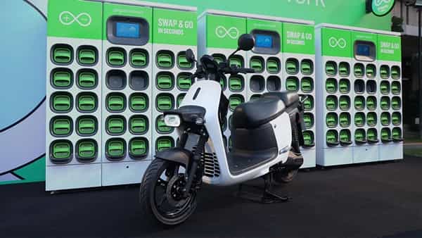 Gogoro Crossover GX250: చార్జింగ్ కష్టాలకు ‘క్రాస్ ఓవర్’.. బ్యాటరీ స్వాపింగ్తో సరికొత్త ఎలక్ట్రిక్ స్కూటర్..