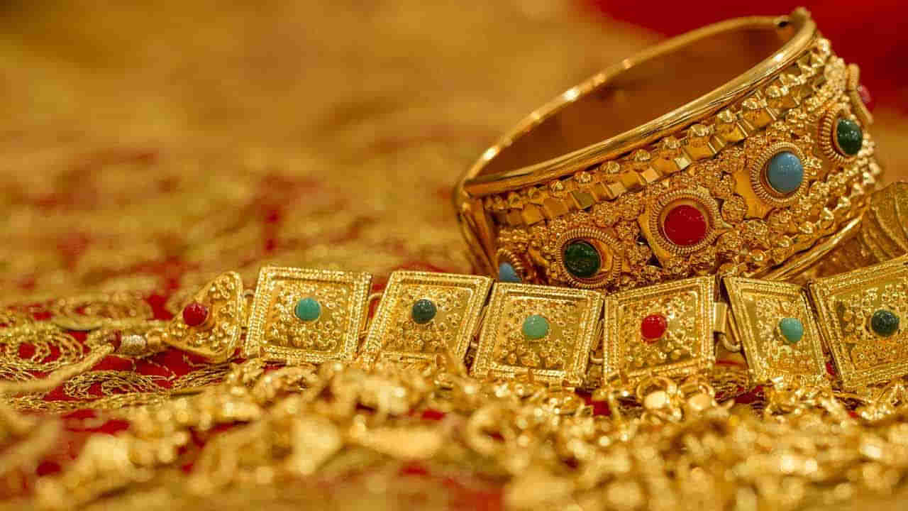 Gold Price Today: స్థిరంగా కొనసాగుతున్న బంగారం ధరలు.. హైదరాబాద్‌లో ఎంతంటే..