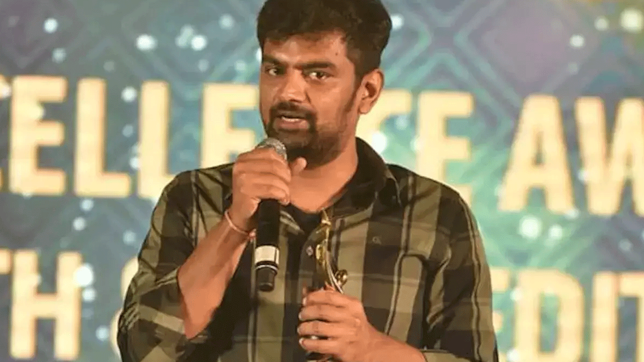 ఓ భారీ సినిమా చేస్తున్నపుడు దర్శకుల ఫోకస్ అంతా దానిమీదే ఉంటుంది.. మరో సినిమా గురించి ఆలోచించే టైమ్ వాళ్లకుండదు. కానీ ఇక్కడ కొందరు దర్శకులు మాత్రం.. ఓ పెద్ద సినిమా చేస్తూనే మధ్యలో మరో చిన్న సినిమా తెరకెక్కిస్తున్నారు. ఒక్కరో ఇద్దరో కాదు.. ఇప్పుడందరూ అదే దారిలో వెళ్తున్నారు. టాలీవుడ్లో ఇదే ట్రెండ్ అయిపోయిందిప్పుడు.