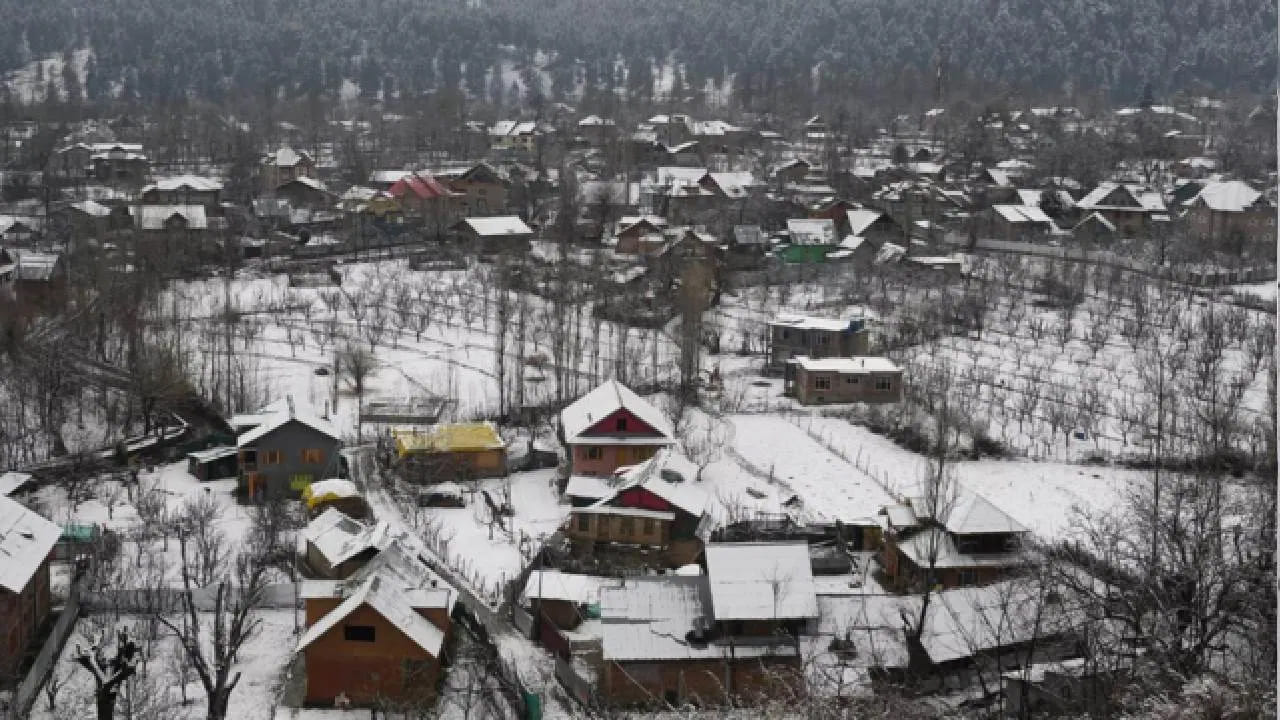 బారాముల్లా జిల్లాలోని ప్రసిద్ధ స్కీ రిసార్ట్ అయిన గుల్మార్గ్లో కనిష్టంగా మైనస్ 2.8 డిగ్రీల సెల్సియస్ నమోదైంది.