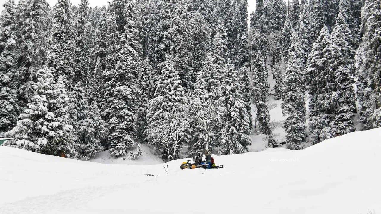 ఖాజీగుండ్లో మైనస్ 3.8 డిగ్రీల సెల్సియస్, కోకర్నాగ్ పట్టణంలో మైనస్ 3.6 డిగ్రీల సెల్సియస్, కుప్వారాలో మైనస్ 1.0 డిగ్రీల సెల్సియస్ ఉష్ణోగ్రతలు నమోదయ్యాయి.