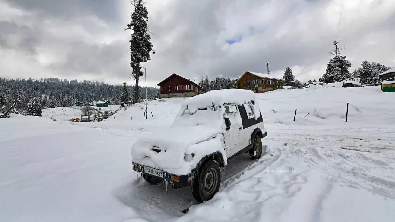 ఆదివారం జమ్మూ కాశ్మీర్లో మంచుతో కప్పబడిన రోడ్లపై ప్రజలు నడుచుకుంటూ వెళ్తున్న దృశ్యాలు వీడియోలు, ఫోటోలు కనుల విందు చేస్తున్నాయి. ఉత్తర కాశ్మీర్లోని బారాముల్లా జిల్లాలోని గుల్మార్గ్లో 6 అంగుళాల మేర మంచు కురిసింది.