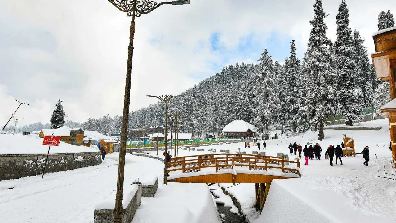 గుల్మార్గ్, కర్నా, మచిల్, గురెజ్, కుప్వారాలోని దాదాపు అన్ని ఎగువ ప్రాంతాలతో సహా వివిధ ప్రాంతాల్లో తాజా హిమపాతం సంభవించింది. ఎగువ కాశ్మీర్లో ఇటీవల మంచు కురుస్తుండగా మైదాన ప్రాంతాల్లో శనివారం వర్షం కురిసింది.