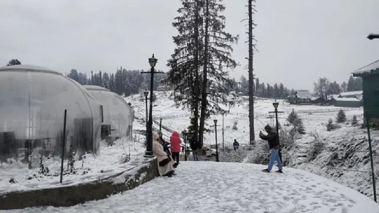 భారీగా మంచు కురుస్తుండటంతో జాతీయ రహదారులపై ట్రాఫిక్కు అంతరాయం ఏర్పడి పర్యాటకులు కొంత ఇబ్బంది పడ్డారు.