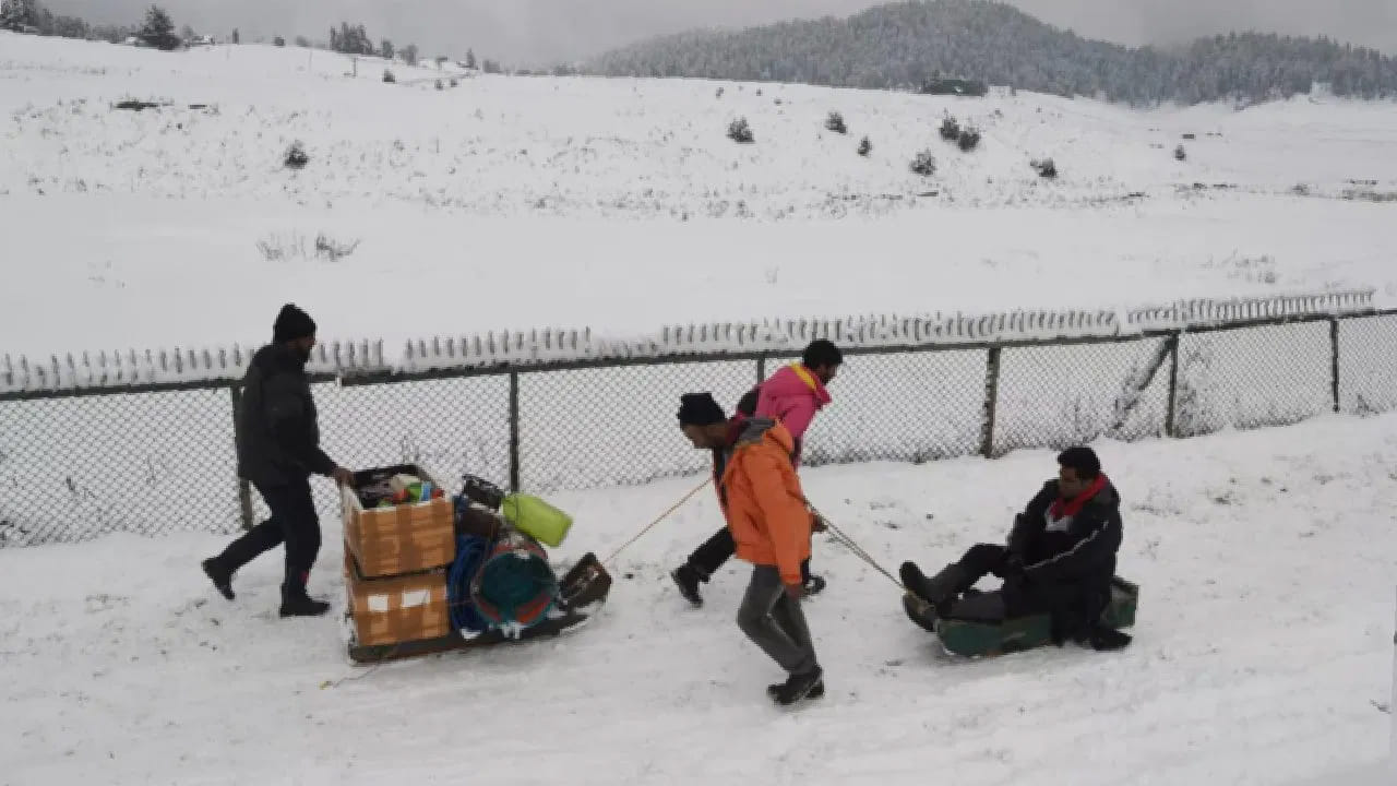 గుల్మార్గ్ స్కీ రిసార్ట్తో సహా కాశ్మీర్ పర్వతాల్లో తేలికపాటి మంచు కురుస్తున్నందున శనివారం మొఘల్ రోడ్ ట్రాఫిక్ కోసం మూసివేశారు.