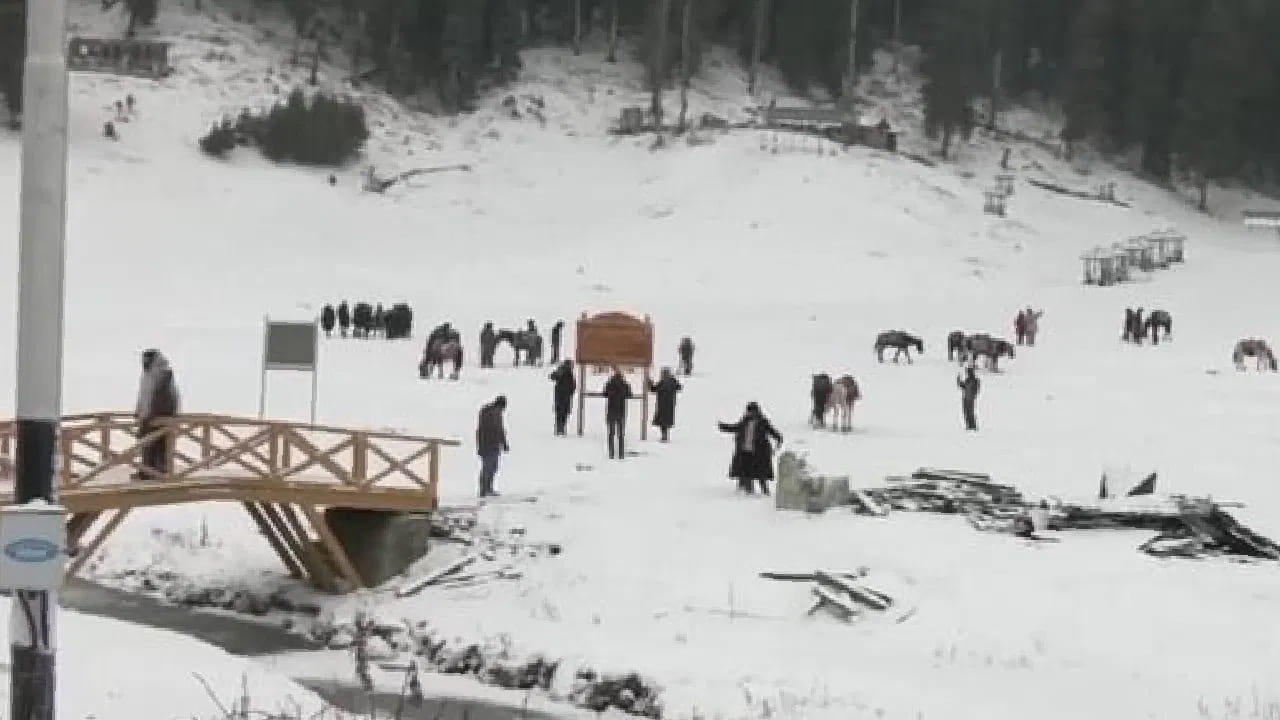 భారత వాతావరణ శాఖ శ్రీనగర్ ప్రకారం, ఆదివారం ఉదయం 8:30 గంటలకు, గుల్మార్గ్ -5.8 డిగ్రీల సెల్సియస్, పహల్గామ్ 0.2 డిగ్రీల సెల్సియస్, బనిహాల్ 0.6 డిగ్రీల సెల్సియస్ మరియు జమ్మూలో 8.8 డిగ్రీల సెల్సియస్ నమోదయ్యాయి. శ్రీనగర్లో ఆదివారం 1.4 డిగ్రీల సెల్సియస్ ఉష్ణోగ్రత నమోదైంది.