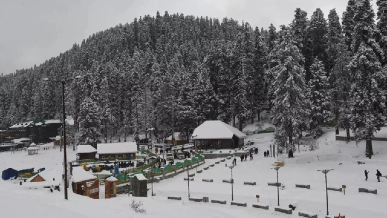 ఈ శీతాకాలపు మొదటి హిమపాతం భూమిని అలంకరించడంతో గుల్మార్గ్ సహజ సౌందర్యం మరింత మెరుగుపడింది.