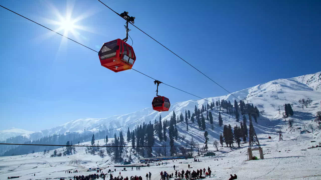 Gulmarg-గుల్మార్గ్ హిమాలయ పర్వతాల నేపథ్యంతో కళ్లు తిప్పుకోలేని అందంతో దాని ఉనికి మిలియన్ల మంది పర్యాటకులను ఆకర్షించింది. గుల్మార్గ్ ప్రధాన ఆకర్షణలలో ఒకటి గుల్మార్గ్ గోండోలా, ఇది ప్రపంచంలోనే అత్యంత ఎత్తైన కేబుల్ కారు. దీనితో పాటు, కాశ్మీర్ లోయలోని ఈ ప్రాంతాన్ని స్వర్గంగా భావించే జన్నత్ అని పిలుస్తారు.
