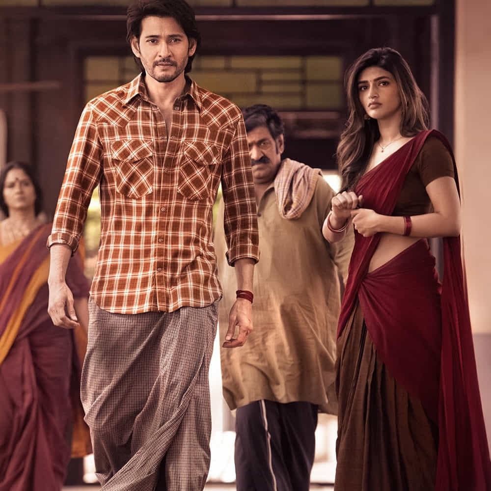 సోషల్ మీడియాలోగుంటూరు కారం టైటిల్తోనే పక్కా మాస్ మూవీ అని చెప్పేశారు మేకర్స్. ఇక ఇందులో మహేష్ సైతం లుంగీ.. చేతిలో బీడి పట్టుకుని మాస్ అవతారంలో కనిపిస్తూ సినిమా పై ఆసక్తిని కలిగిస్తున్నారు. ఫ్యాన్ హ్యాండిల్స్ ద్వారా ఒక్కో పోస్టర్ రిలీజ్ చేయిస్తూ విభిన్న కాన్సెప్ట్ తో గుంటూరు కారం టీమ్ అభిమానులలో జోష్ నింపుతుంది.