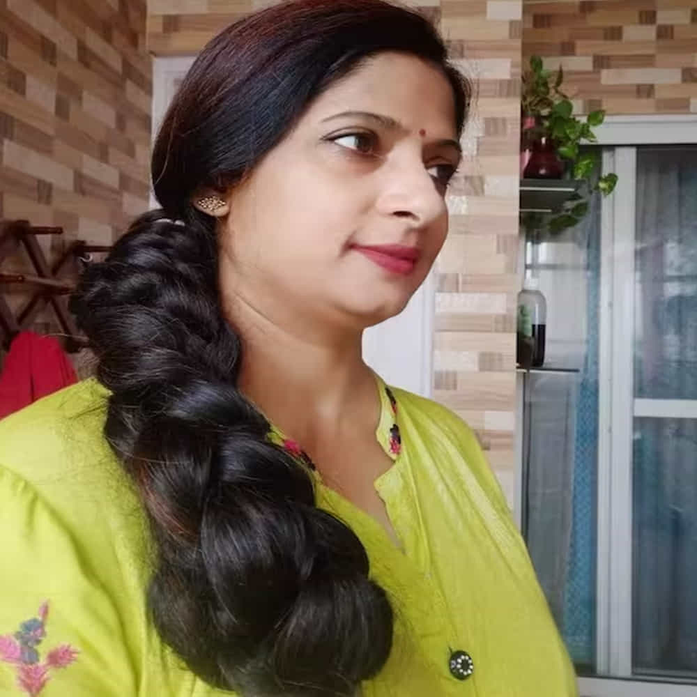 ప్రయాగ్రాజ్లోని అల్లాపూర్లో నివసిస్తున్న స్మితా శ్రీవాస్తవ ప్రపంచంలోనే అత్యంత పొడవాటి జుట్టు కలిగి ప్రపంచ రికార్డు సృష్టించింది. ప్రస్తుతం స్మితా శ్రీవాస్తవ కేశ సంపదకు చెందిన ఫొటోలు సోషల్ మీడియాలో వైరల్గా మారాయి