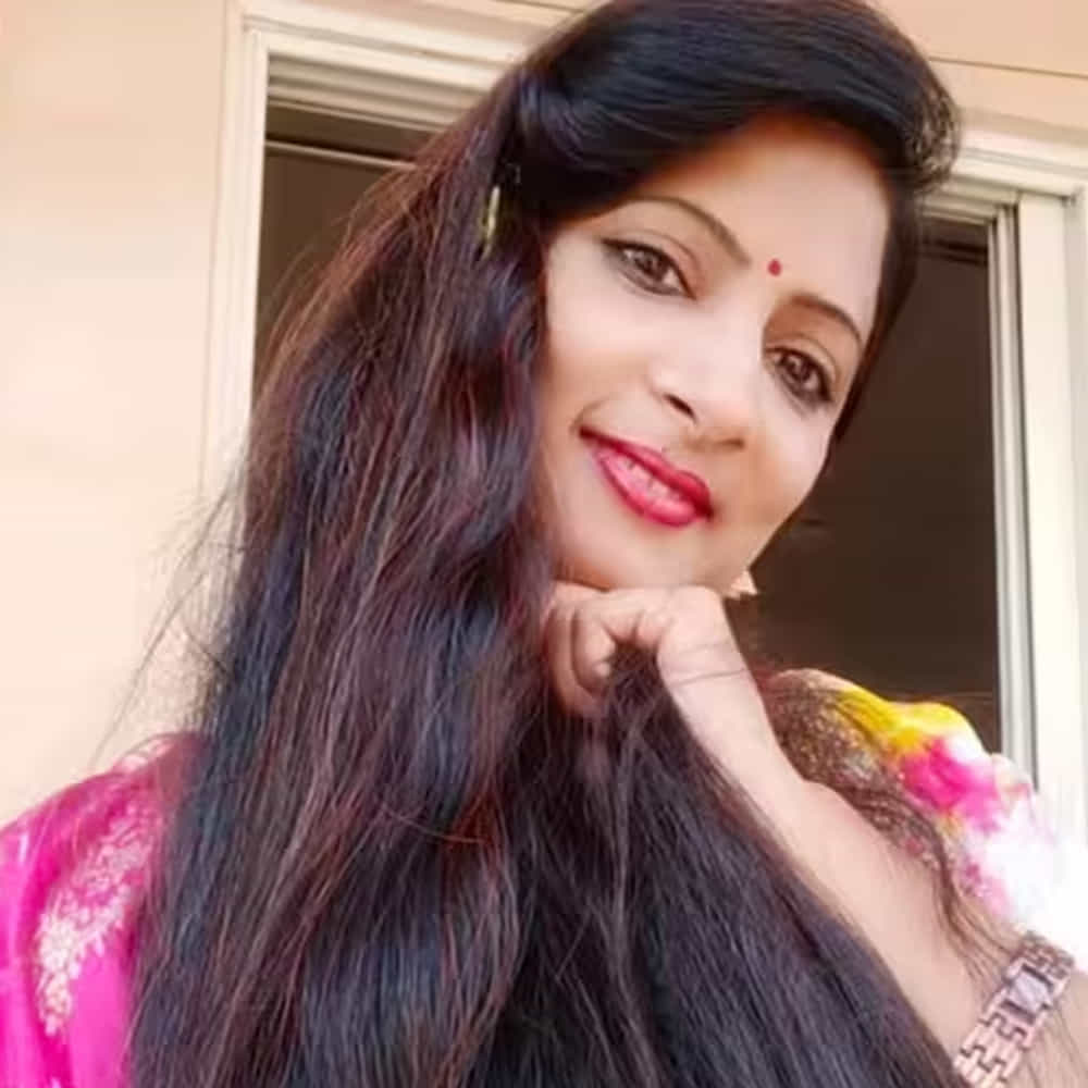 స్మితా శ్రీవాస్తవ జుట్టు చిన్నప్పటి నుండి, చాలా మందంగా, పొడవుగా ఉండేదట. ఆమె వ్యాపారవేత్త సుదేష్ శ్రీవాస్తవను వివాహం చేసుకున్నారు. స్మితకు ఇద్దరు కొడుకులు.