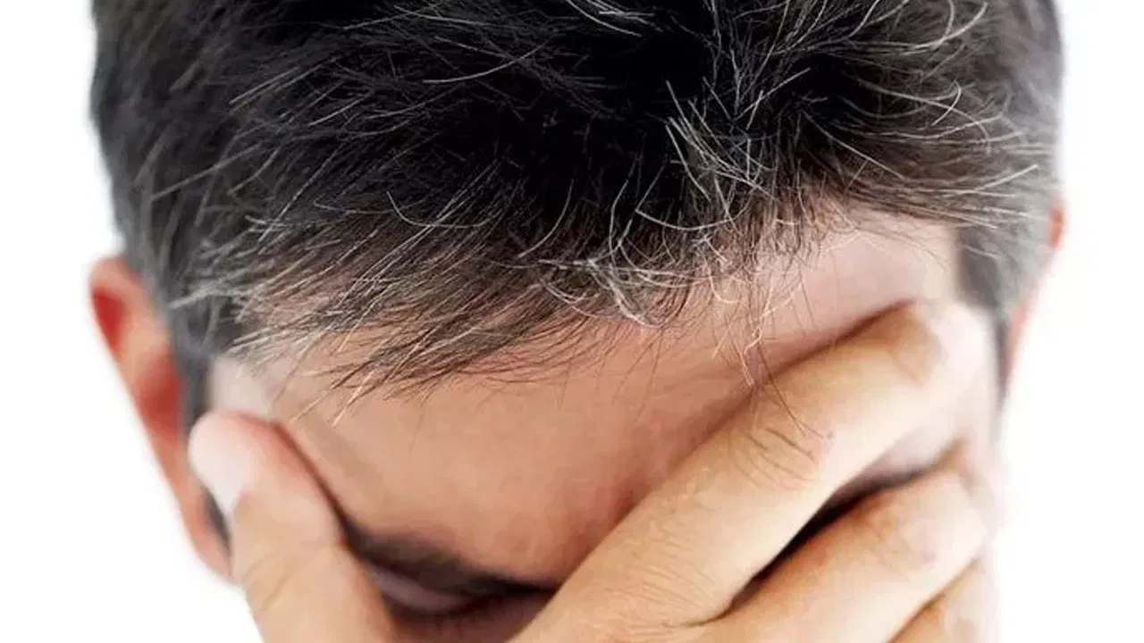 దానికి తోడు ఇప్పుడు తినే ఆహారంలో కూడా సరైన పోషకాలు ఉండటం లేదు. వీటి వల్ల జుట్టు కూడా బలహీనంగా మారి.. రాలడం, తెల్ల బడటం జరుగుతుంది. హెయిర్ ఫాట్ ను తగ్గించు కోవడానికి, నల్లగా మార్చుకోవడానికి మందులు వాడే బదులు.. కొన్ని నేచురల్ టిప్స్ ని ఫాలో అయితే మీకు ఎలాంటి సైడ్ ఎఫెక్ట్స్ ఉండవు. దానితో పాటు మీ జుట్టు నేచురల్ గా నల్లగా, హెల్దీగా ఉంటుంది.
