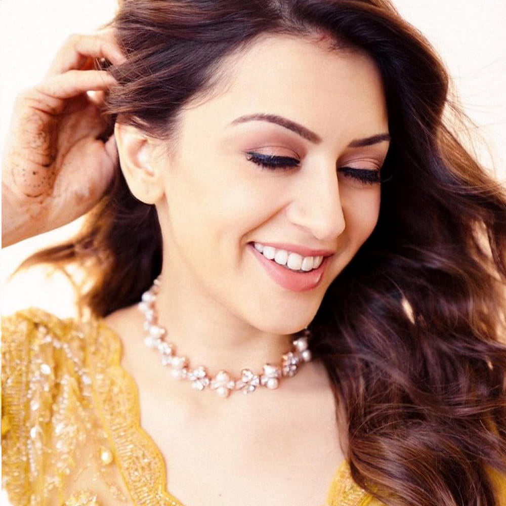 టాలీవుడ్ లో దాదాపు స్టార్ హీరోలందరి సరసన నటించి ఆకట్టుకుంది అలాగే తమిళ్ లోనూ సినిమాలు చేసి ప్రేక్షకులను ఆకట్టుకుంది ఈ వయ్యారి.