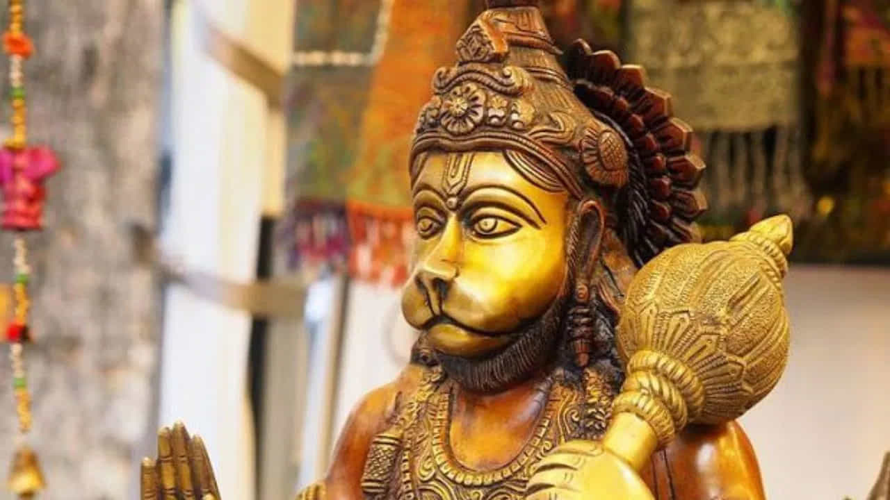 కలియుగంలో పిలిస్తే పలికే దైవం ఈ హనుమంతుడని చెబుతారు. పురాణ గ్రంధాల ప్రకారం మంగళవారం, బజరంగబలికి అంకితం చేయబడిండి. ఈ ప్రత్యేక రోజున శ్రీరామచంద్రునితో పాటు హనుమాన్ ని పూజిస్తారు. మంగళవారాల్లో ఉపవాసం ఉండి బజరంగ్ బలిని పూజించడం వల్ల కుజ గ్రహ దోషం తొలగిపోతుందని నమ్మకం.