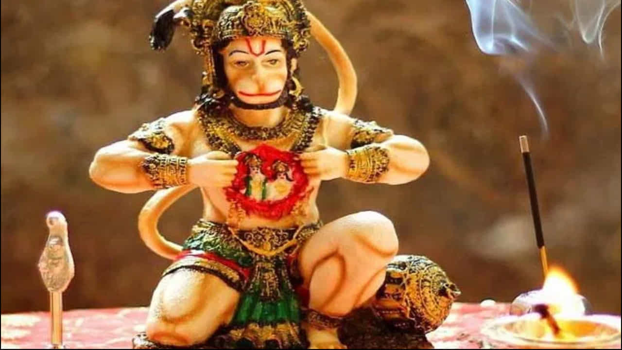 శ్రీరామచంద్రుడిని, హనుమంతుడిని పూజించడంతో పాటు శివుడిని కూడా మంగళవారం పూజించాలి. ఈ రోజున భక్తుడు శివుని పూజించకపోయినా, అవమానించకూడదు. శివుడిని తక్కువగా చూసే భక్తుల పట్ల హనుమాన్ కు కోపం వస్తుందట. సమస్యల సుడిగుండంలో చిక్కుంటారట.