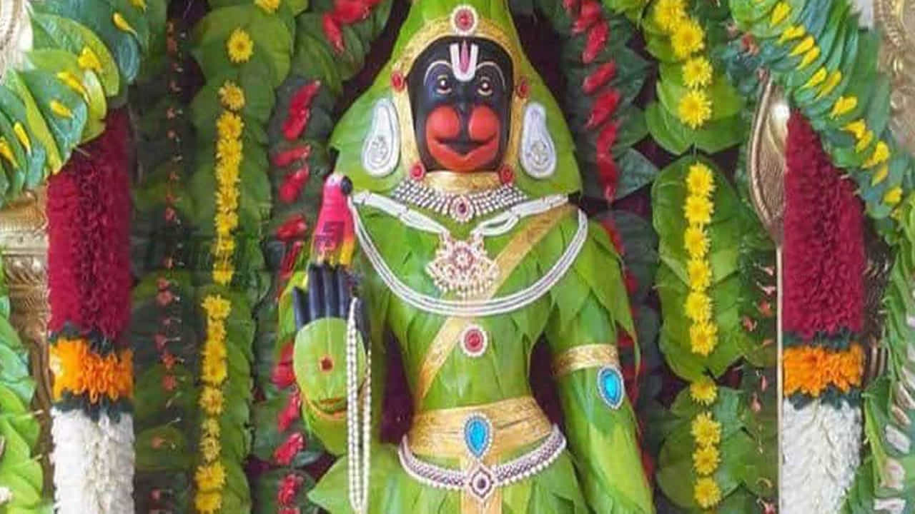 హనుమంతుని భక్తులు మంగళవారం బ్రహ్మచర్యాన్ని ఖచ్చితంగా పాటించాలి. అంతేకాదు తల్లి, సోదరి, కుమార్తె , భార్యతో పాటు ఇతర స్త్రీలను కూడా దైవ స్వరూపంగా భావించాలి. గౌరవించాలి.