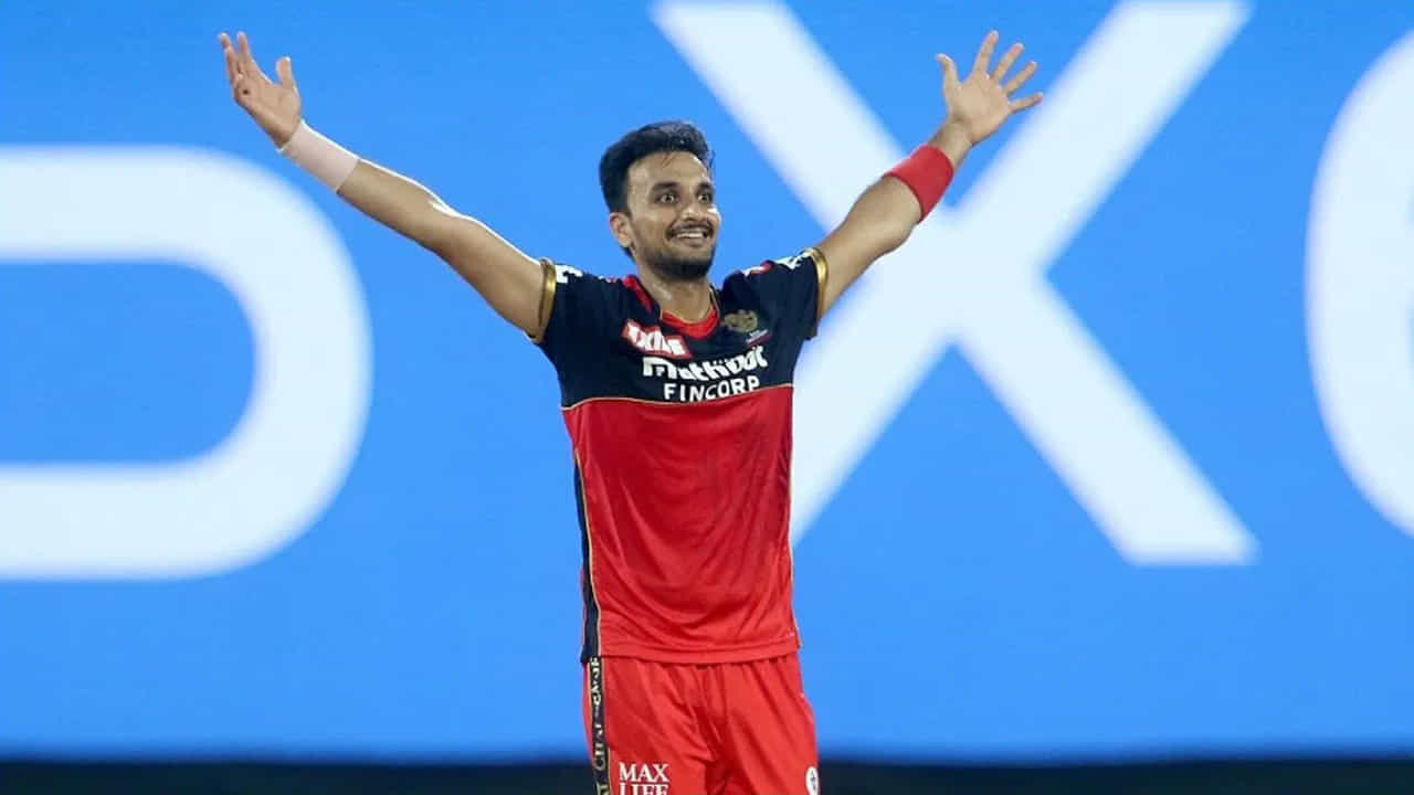 దుబాయ్లో కొనసాగుతున్న వేలం ప్రక్రియలో హర్షల్ పటేల్ కొనుగోలుకు తీవ్ర పోటీ ఎదురైంది. ఓ వైపు హర్షల్ను కొనుగోలు చేసేందుకు ఎస్ఆర్హెచ్ ఆసక్తి చూపగా, మరోవైపు పంజాబ్ కింగ్స్ మాత్రం పట్టు వదలడానికి సిద్ధంగా లేదు.