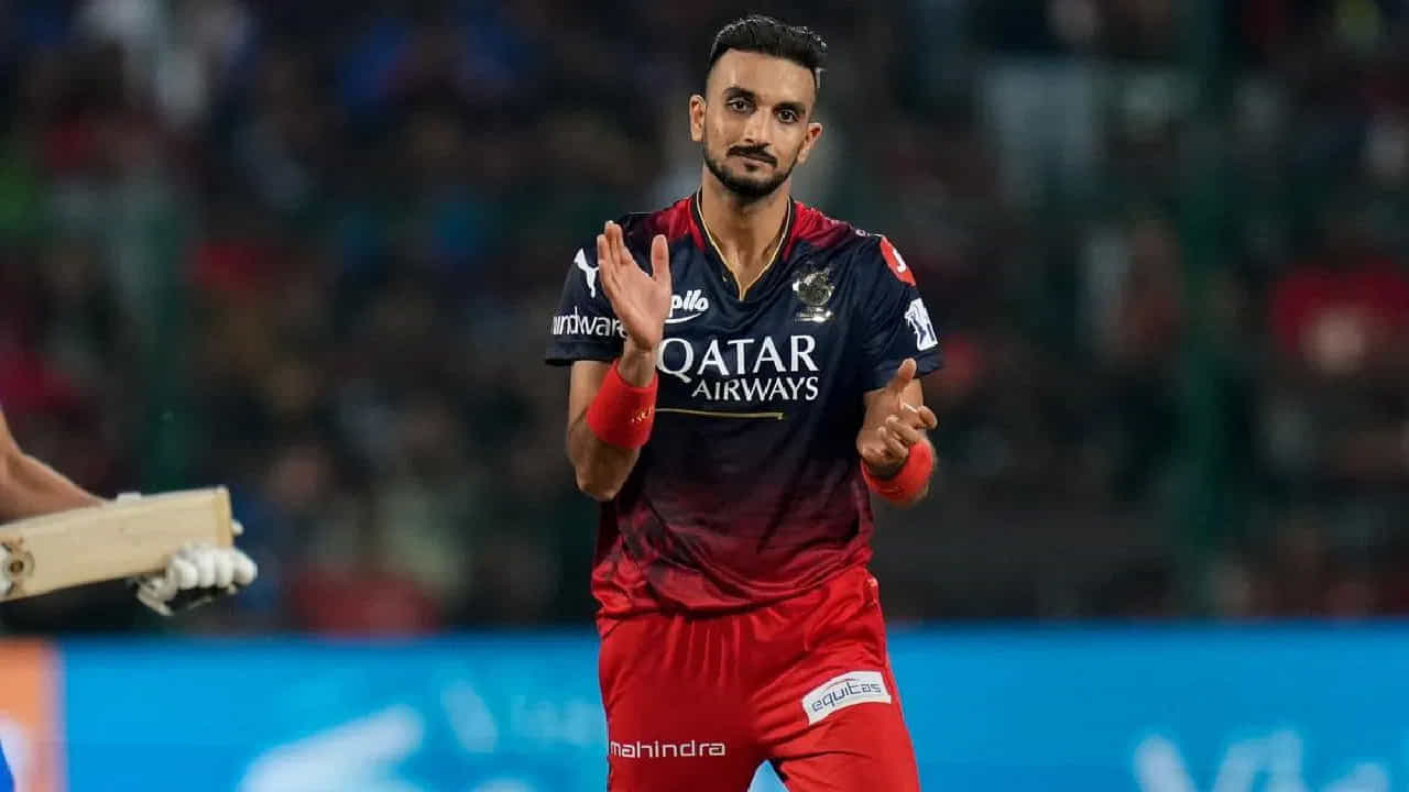 గత మూడు సీజన్లలో ఆర్సీబీ తరపున బౌలింగ్ చేసిన హర్షల్ పటేల్ మొత్తం 65 వికెట్లు పడగొట్టాడు. ఐపీఎల్ 2023లో 13 మ్యాచ్లు ఆడి 14 వికెట్లు మాత్రమే తీయగలిగాడు. అయితే, ఈ వేలం ద్వారా హర్షల్ పటేల్ 11.75 కోట్లకు వేలంలో నిలిచాడు.