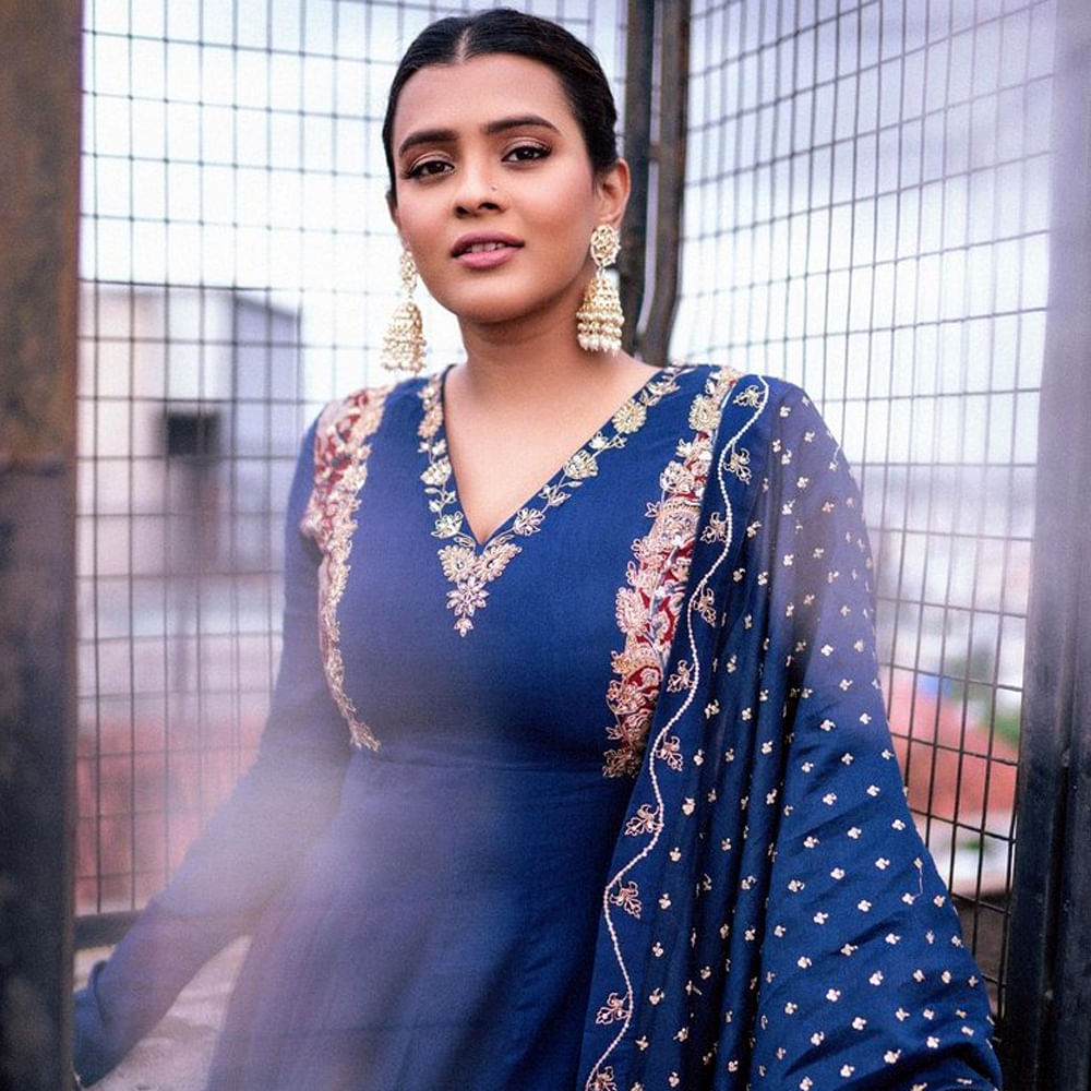 తెలుగులో కుమారి 21 ఎఫ్ సినిమాతో సాలీడ్ హిట్ అందుకోవడంతో పాటు విపరీతమైన క్రేజ్ ను సొంతం చేసుకుంది హెబ్బా పటేల్. 