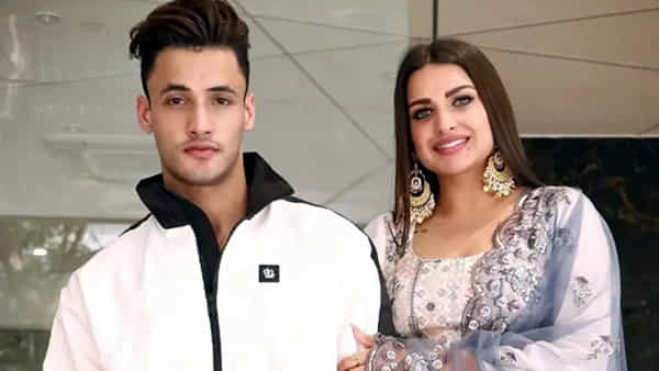 Bigg Boss : బిగ్బాస్ హౌస్లో మొదలైన ప్రేమ.. మతం కోసం త్యాగం.. విడిపోతున్నట్లు ప్రకటించిన లవ్ బర్డ్స్..