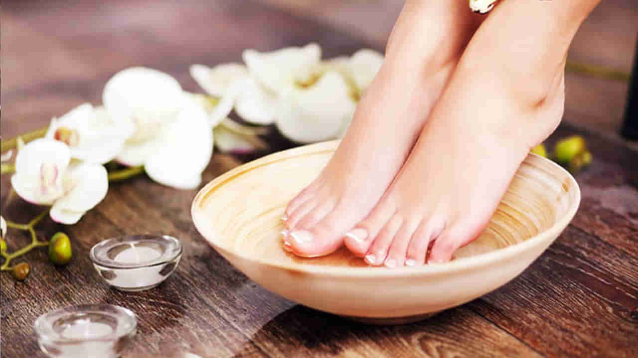 Home Remedies: పగిలిన పాదాలకు ఇంట్లోనే చికిత్స.. ఈ టిప్స్ పాటించారంటే కోమలమైన పాదాలు మీ సొంతం