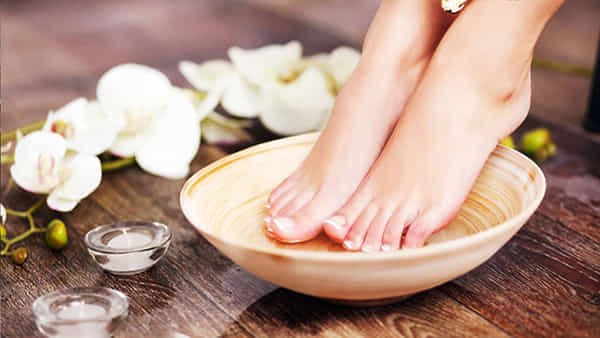 Home Remedies: పగిలిన పాదాలకు ఇంట్లోనే చికిత్స.. ఈ టిప్స్ పాటించారంటే కోమలమైన పాదాలు మీ సొంతం