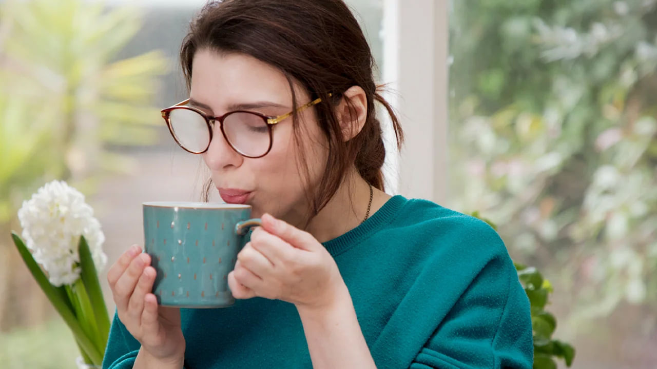 Lifestyle ఖాళీ కడుపుతో వేడి నీరు తాగితే.. ఆరోగ్యానికి నిజంగానే మంచిదా