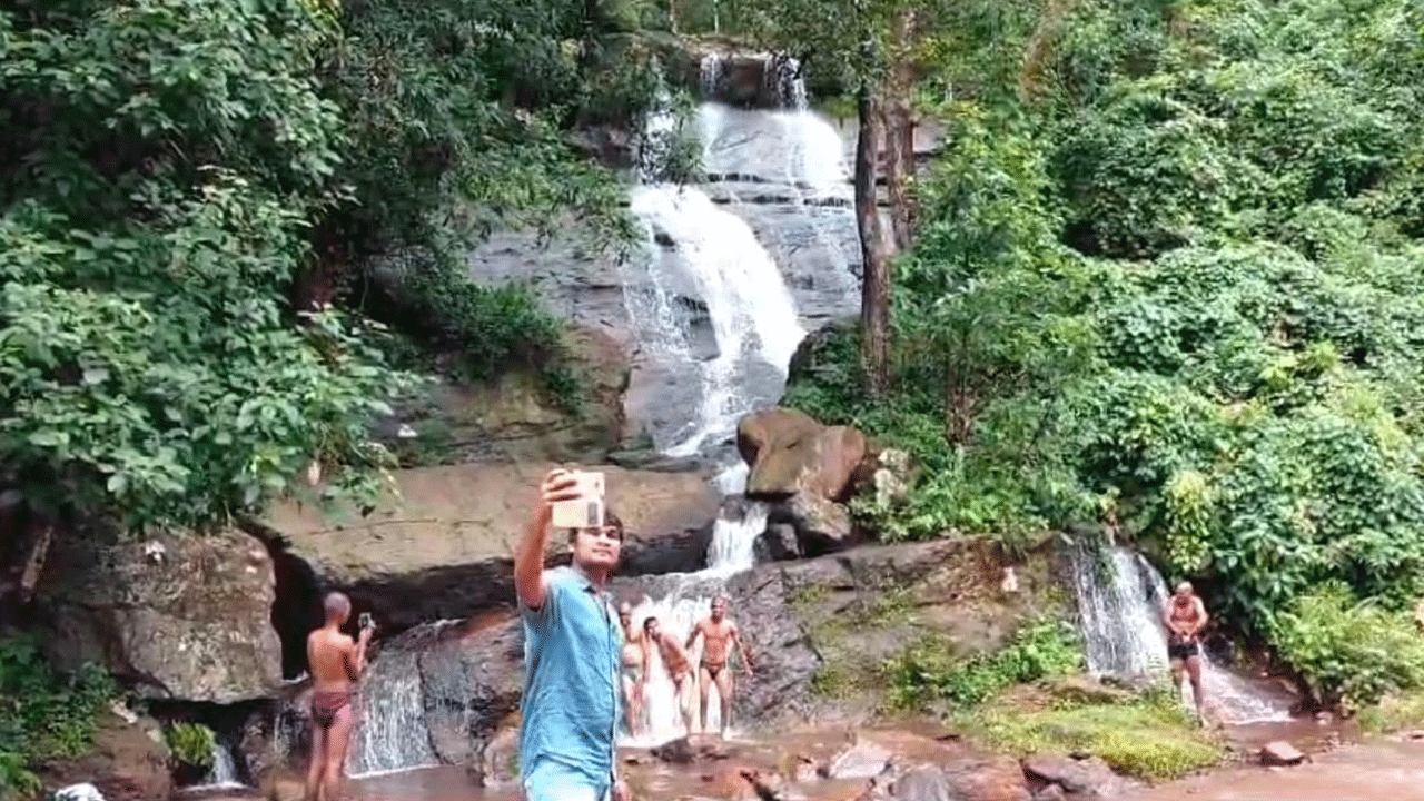 Ice Waterfall: ఆ వాటర్ ఫాల్‌లో చిల్డ్ వాటర్.. 365డేస్..! ఐస్ గెడ్డ జలపాతం ఎక్కడుందో తెలుసా..!